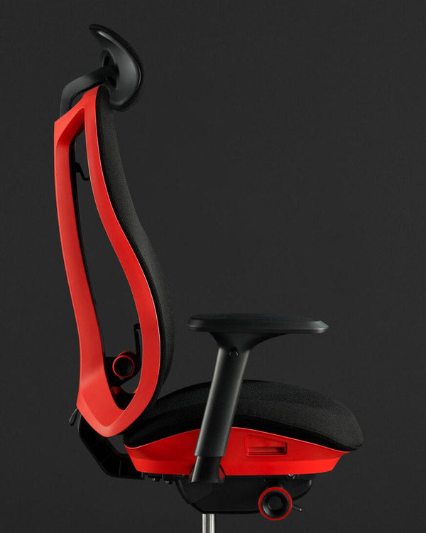 Zijaanzicht van een Herman Miller Vantum Gaming-stoel in Flare rood