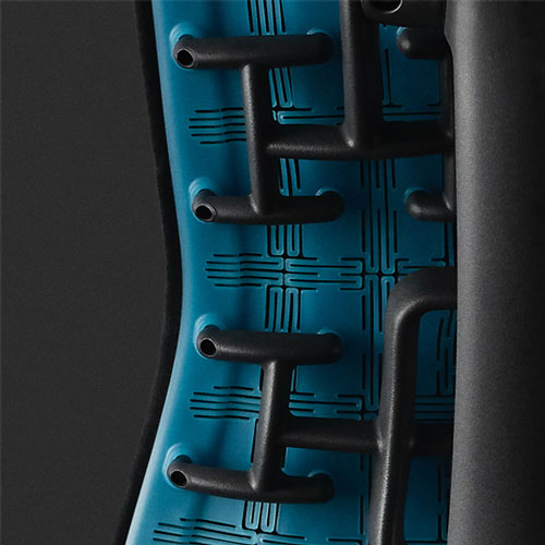 Embody Gaming Chair close-up van cyaan matte rugleuning en ruggengraat met een zwarte achtergrond.