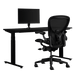 Herman Miller-gamingbundel, met een Nevi zit-sta-bureau, Ollin-monitorarm en een Aeron-stoel maat B in onyxzwart.