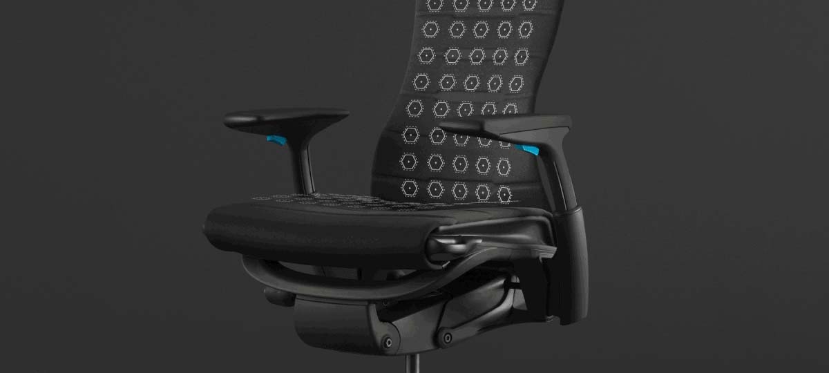 Een animatie die de gelijkmatige drukverdeling van de Embody Gaming Chair benadrukt, met daaroverheen een foto van de stoel op een zwarte achtergrond.