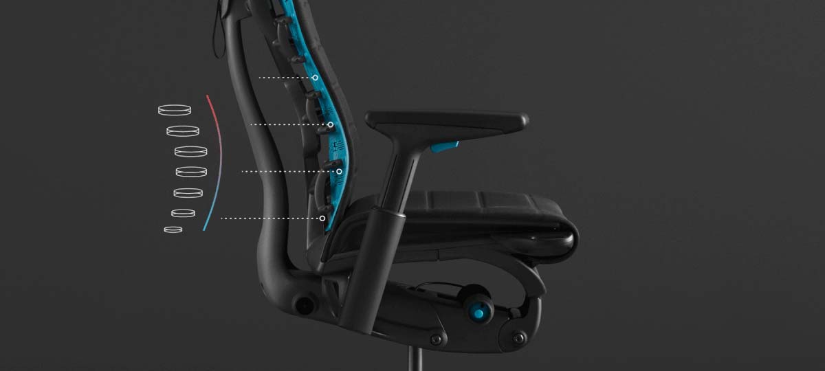 Een animatie benadrukt de PostureFit-wervelsteun op de Embody Gaming Chair; de animatie wordt over een foto van de stoel op een zwarte achtergrond gelegd.