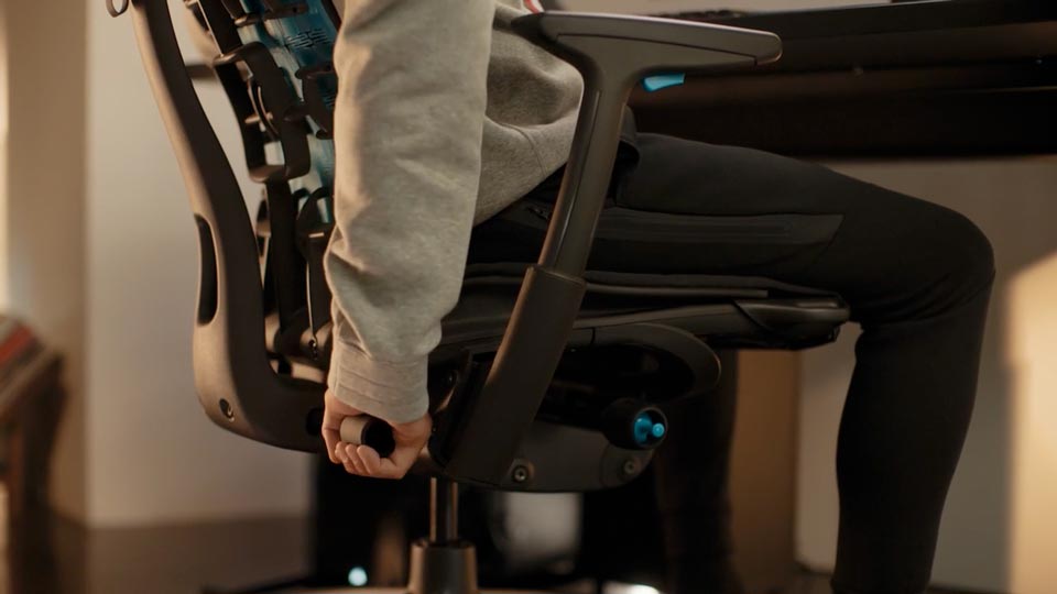 Een close-up video van iemands hand die de BackFit op een zwarte Embody Gaming Chair instelt.