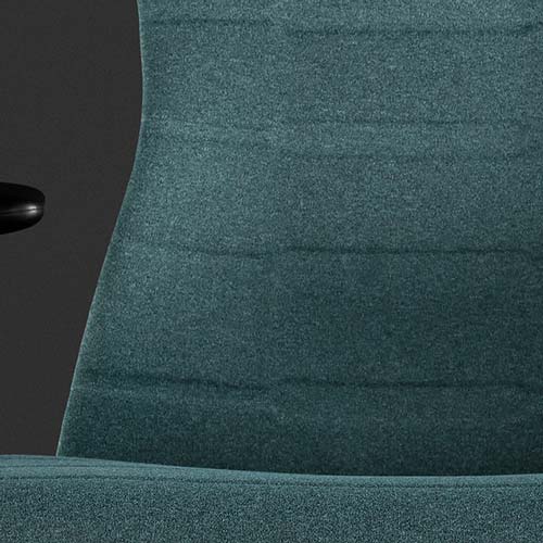 Embody Gaming Chair close-up op Sync Fabric in zwart met een zwarte achtergrond