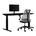 Herman Miller-gamingbundel met een Nevi zit-sta-bureau, Ollin-monitorarm en een Sayl-stoel in studiowit.