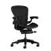 Vooraanzicht van een onyx zwarte Aeron C-bureaustoel van Herman Miller Gaming, ontworpen door Bill Stumpf & Don Chadwick.